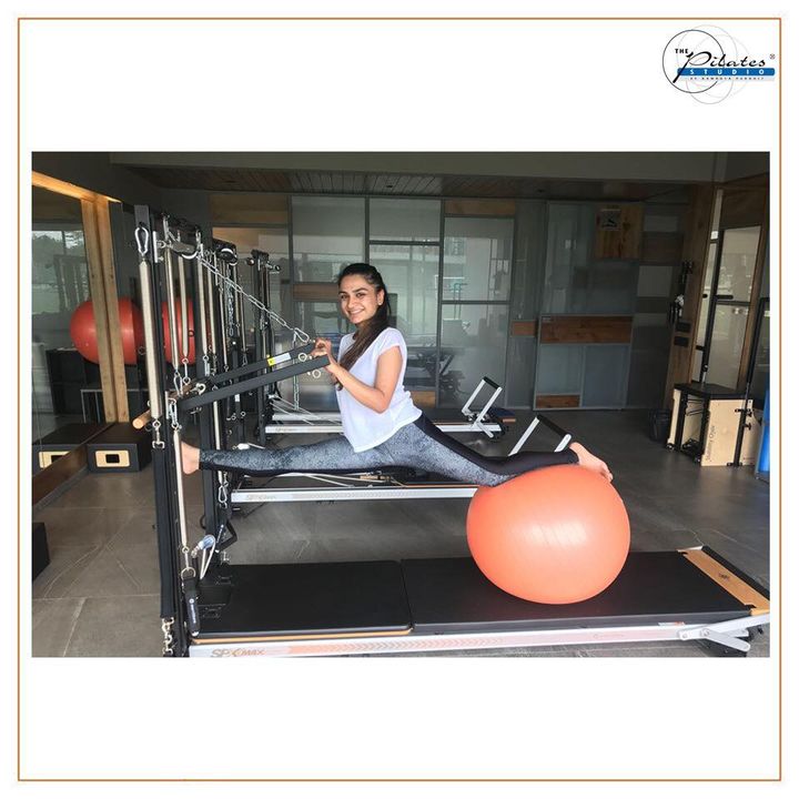 #MondayMotivation: Our client, Megha Sharma is giving us some fitness goals while doing the #FrontSplitStretch so gracefully..

Keep it up, girl 💪🏼 #TrainSmart

Contact us for queries on: 9099433422/07940040991
www.pilatesaltitude.com