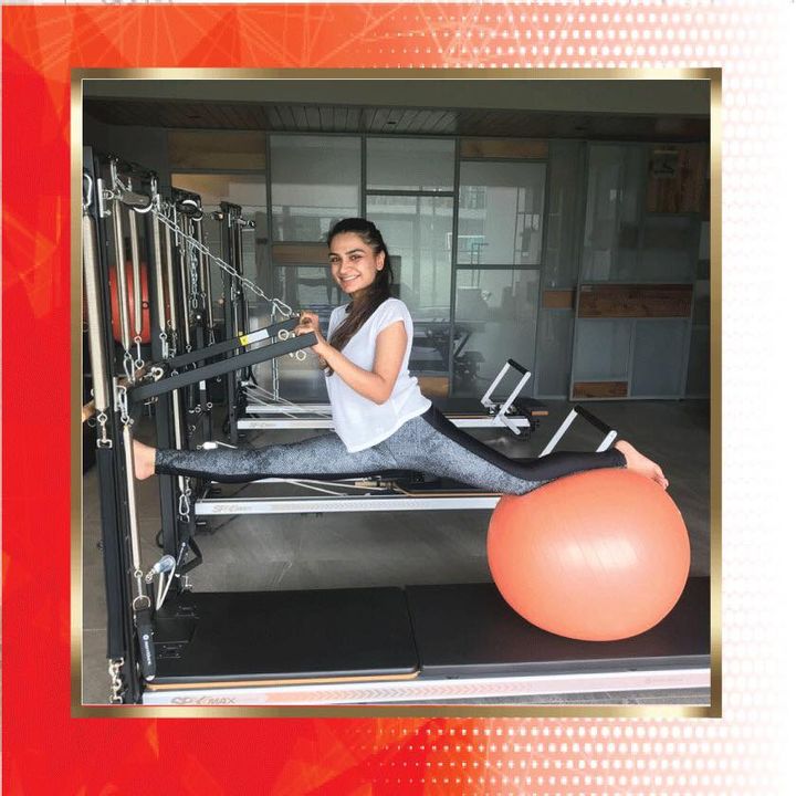 #WeekendMotivation: Our fit client, Megha Sharma is giving us some solid fitness goals while doing the #FrontSplitStretch so effortlessly ☺️

Keep it up, Megha! 

Contact us for queries on: 9099433422/07940040991
www.pilatesaltitude.com