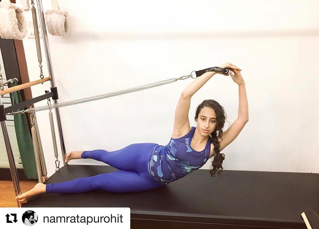 #Repost @namratapurohit with @repostapp
・・・
#workoutwednesday Side Bend using the arm strap.. this sure is a challenging one! #fitnessmotivation #fitness #happy #pilatesgirl #pilates #SideBend #Flexible #Core