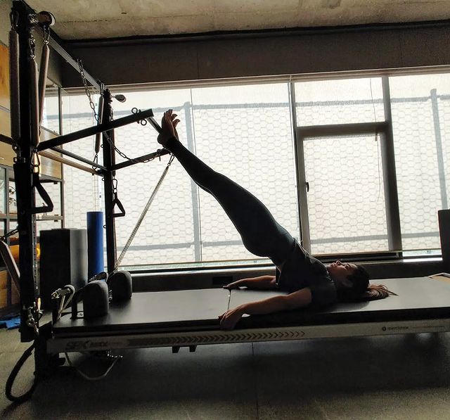 Morning stretches are the best. Just feeling the burn🔥
.
.
Dm us for queries.
www.pilatesaltitude.com
.
.
. 
#Pilates #PilatesCommunity #Fitness #FitnessEnthusiasts #HealthTips #EatHealthy #Stretch #WorkOut #ThePilatesStudio #Graceful #Relax #FitnessMotivation #InstaFit #StottPilates #FitnessStudio #Fitspo 
#ThePilatesStudio #Strength #pilates #PilatesGirl  #Workout #WorkoutMotivation #fitness #Exercise  #WorkoutChallenge