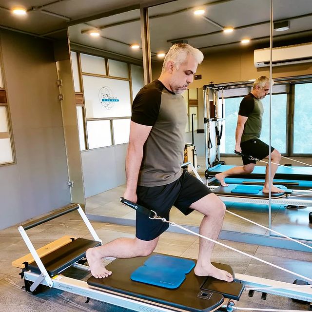 Learn how to move with greater efficiency and awareness of proper posture. With these series of workouts at @thepilatesstudioahmedabad , you can mobilize your joints and improve your balance. Get going & be the change you want to be 💪🏻
.
.
Dm us for details
www.pilatesaltitude.com .
.
.
.
#Pilates #PilatesCommunity #Fitness #FitnessEnthusiasts #HealthTips #EatHealthy #Stretch #WorkOut #ThePilatesStudio #Graceful #Relax #FitnessMotivation #InstaFit #StottPilates #FitnessStudio #Fitspo  #Happy