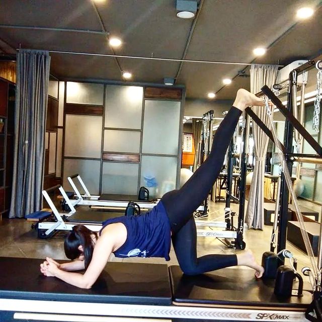 Pilates is a refreshing Mind & Body workout: 
1. It helps develop a strong core - flat abdominals and a strong back
2. It's challenging
3.  Helps gain long, lean muscles and improves flexibility
4. Helps create an evenly conditioned body
5. Improves sports performance and helps prevent injuries
6. Teaches one how to move efficiently
.
.
.
.
.
. 
#Pilates #PilatesCommunity #Fitness #FitnessEnthusiasts #HealthTips #EatHealthy #Stretch #WorkOut  #Graceful #Relax #FitnessMotivation #InstaFit  #Fitspo 
#ThePilatesStudio #Strength  #PilatesGirl  #WorkoutMotivation #fitness #Exercise