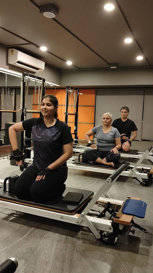Pilates is a refreshing Mind & Body workout: 
1. It helps develop a strong core - flat abdominals and a strong back
2. It's challenging
3.  Helps gain long, lean muscles and improves flexibility
4. Helps create an evenly conditioned body
5. Improves sports performance and helps prevent injuries
6. Teaches one how to move efficiently
.
.
.
.
.
. 
#Pilates #PilatesCommunity #Fitness #FitnessEnthusiasts #HealthTips #EatHealthy #Stretch #WorkOut  #Graceful #Relax #FitnessMotivation #InstaFit  #Fitspo 
#ThePilatesStudio #Strength  #PilatesGirl  #WorkoutMotivation #fitness #Exercise