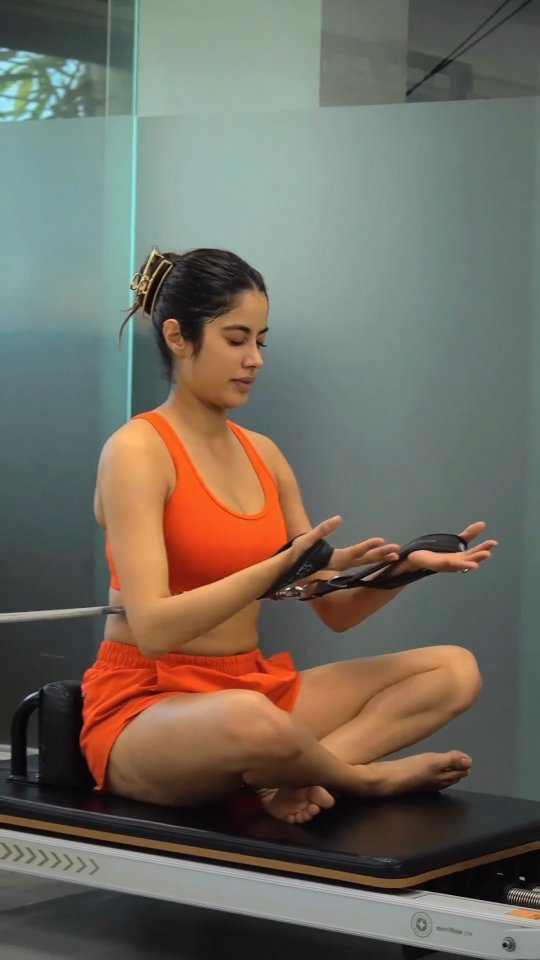 🌟 Powerhouse Alert! 🌟 
@janhvikapoor crushing her pilates session, igniting core strength and flexibility like never before 💥💪 

#PilatesPassion #FitnessFreaks #JanhviKapoor #NamrataPurohit #FitnessJunkies